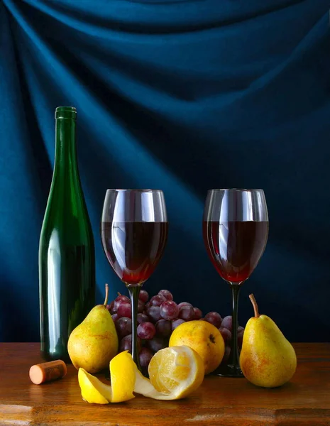 Csendélet Gyümölcsökkel Borral Kék Alapon — Stock Fotó
