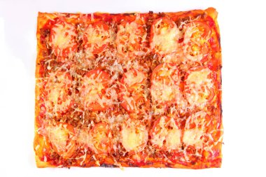 Beyaz arka planda izole edilmiş domatesli ve peynirli pizza