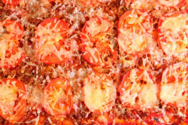 Domatesli ve peynirli pizza.