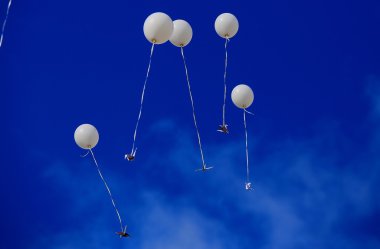 mavi gökyüzünde uçan balonlar