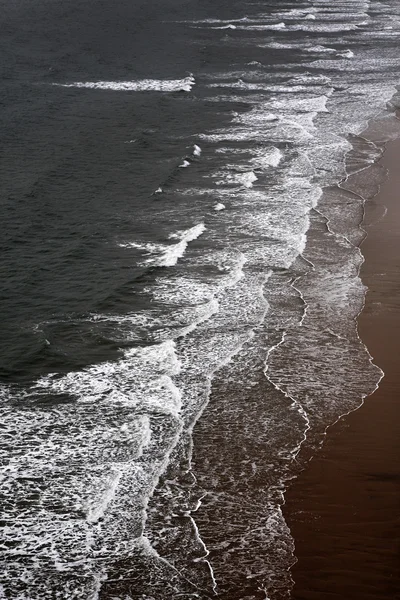 Vågor på en sandstrand — Stockfoto