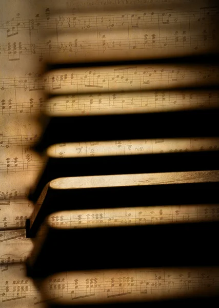 Zongora billentyűk és kották — Stock Fotó