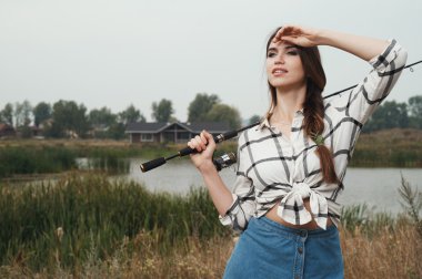  ülke Bayan pond balık-çubuk ile çiftlikte karşı ayakta 