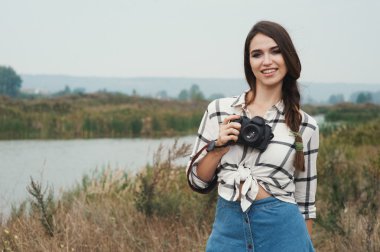 Çok oynak ülke Bayan pond karşı kamera ile poz