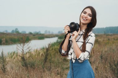 Çok oynak ülke Bayan pond karşı kamera ile poz