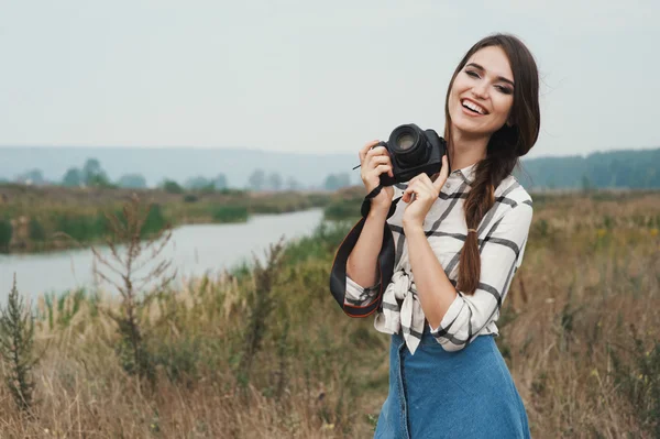 Bastante juguetona dama de campo posando con cámara contra estanque — Foto de Stock