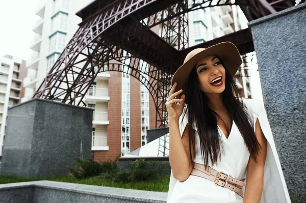 Sonriente cuervo pelo indio dama posando en el patio trasero de gran altura edificio — Foto de Stock