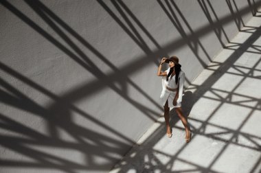 kuzgun saçlı Hint Bayan metal stractures geometrik gölgelerde poz