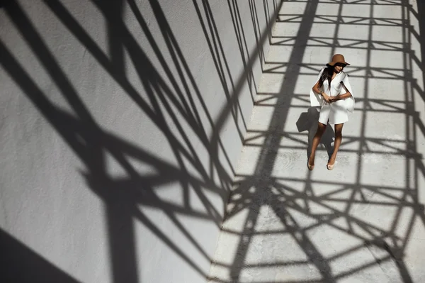 Corbeau poil dame indienne posant dans les ombres géométriques de stractures métalliques — Photo