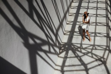 kuzgun saçlı Hint Bayan metal stractures geometrik gölgelerde poz