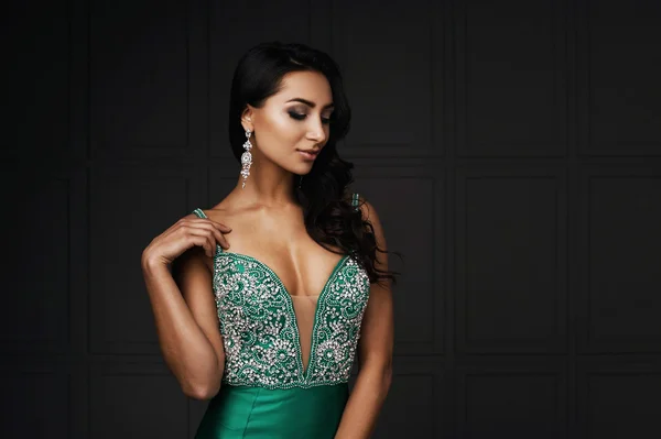 kuzgun saçlı Hint Bayan gri duvara Studio'da poz