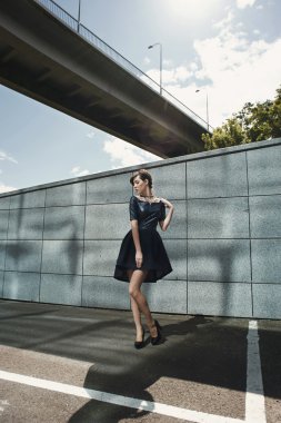 güzel esmer granit duvarın altında viyadük güneş yansımaları karşısında poz