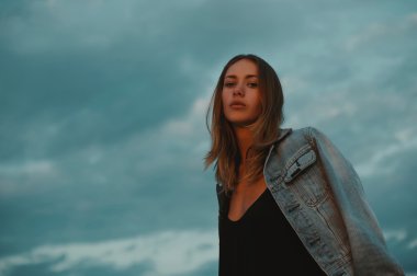 seksi sarışın saçlı genç kadın huysuz karanlık gökyüzü güneş ayar kırmızı ışıkta karşı poz