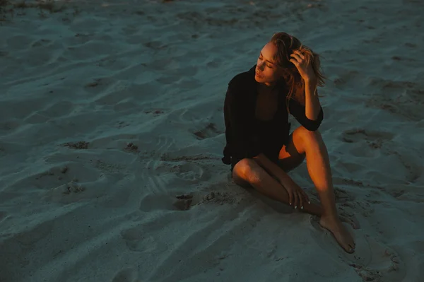 Sexy rubia pelo joven posando en arenas del desierto iluminado por la luz del sol poniente rojo —  Fotos de Stock