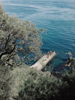 Yazın mavi gökyüzünün altında nehir kıyısında
