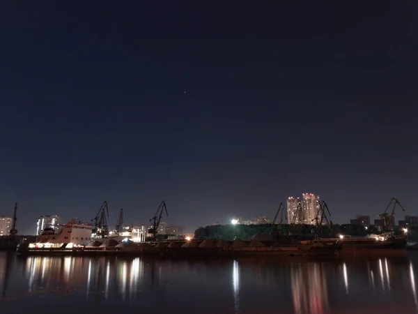 Barcaza en el río Moscú por la noche —  Fotos de Stock