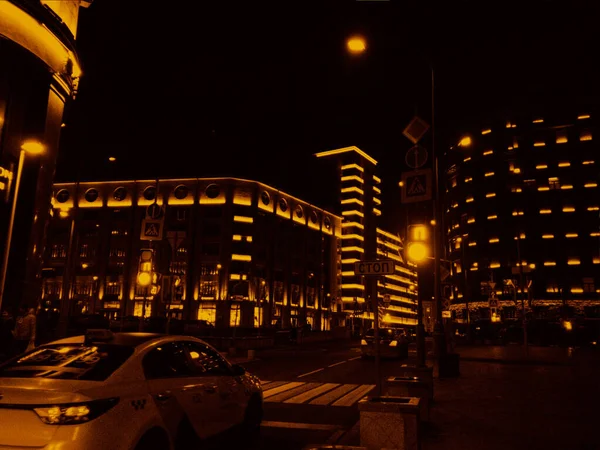 Такси по улицам Москвы ночью — стоковое фото
