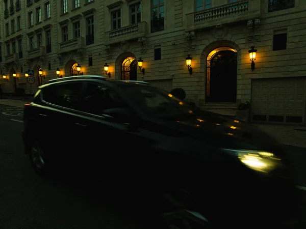 Moskva gator med bilar på natten — Stockfoto