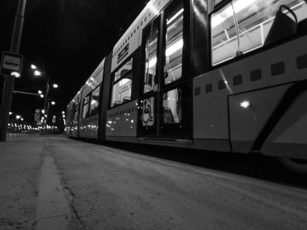 Трамвай на остановке в Москве — стоковое фото