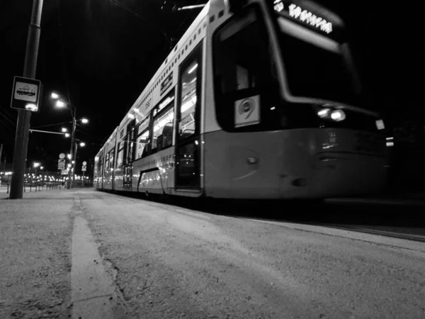 Tram bij de tramhalte in Moskou — Stockfoto