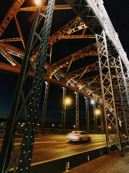 Trilha de carro na ponte — Fotografia de Stock