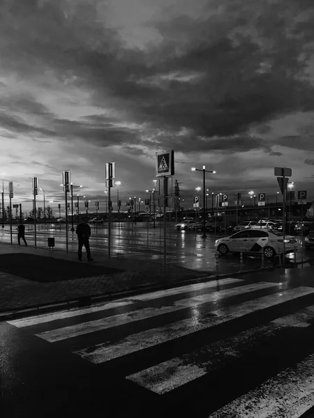 Πάρκινγκ Αυτοκινήτου Βροχερή Νύχτα Υψηλής Ποιότητας Φωτογραφία Εικόνα Αρχείου