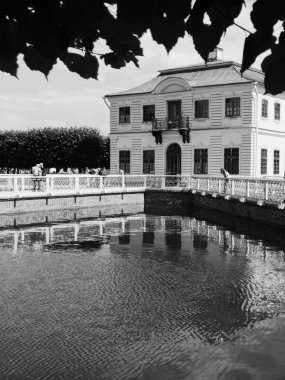 Peterhof yazın mavi gökyüzünün altında