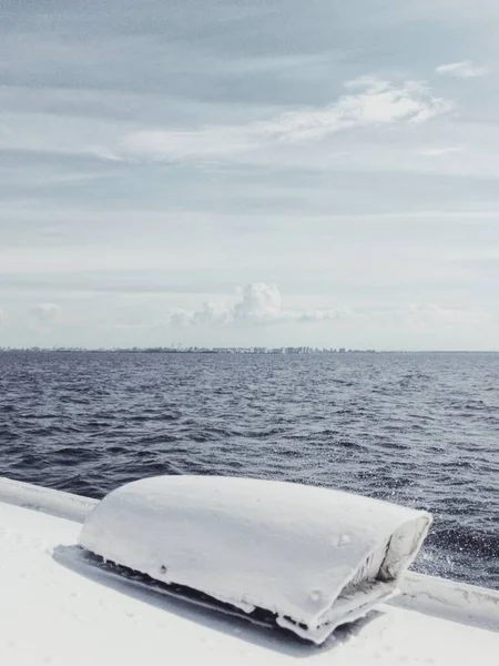 Катание на лодке против голубого неба — стоковое фото