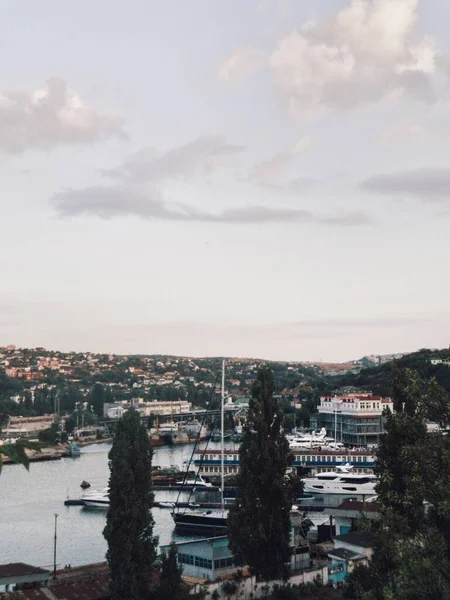 Gökyüzünün altından körfez manzarası — Stok fotoğraf