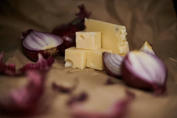 Queso Cebolla Morada Aislados Papel Artesanal Baja Profundidad Foto Campo Imágenes de stock libres de derechos