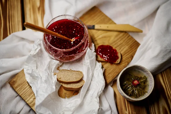 Glazen Pot Met Aardbeienjam Brood Groene Thee Tafel Stockfoto