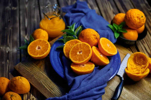 Zumo Naranja Fresco Naranjas Con Menta Mesa Con Paño Azul Imagen de archivo