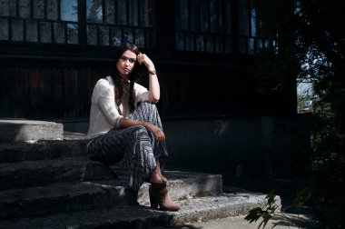 Ülke kadın güneş şerit içinde