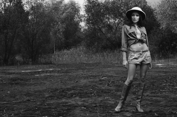 Safari mujer en pantano blanco y negro — Foto de Stock