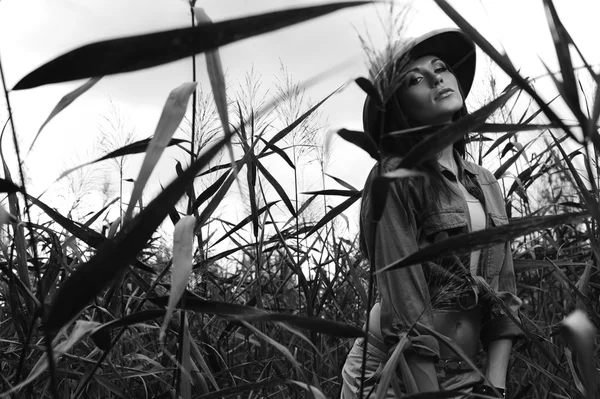 Safari mujer en pantano blanco y negro —  Fotos de Stock