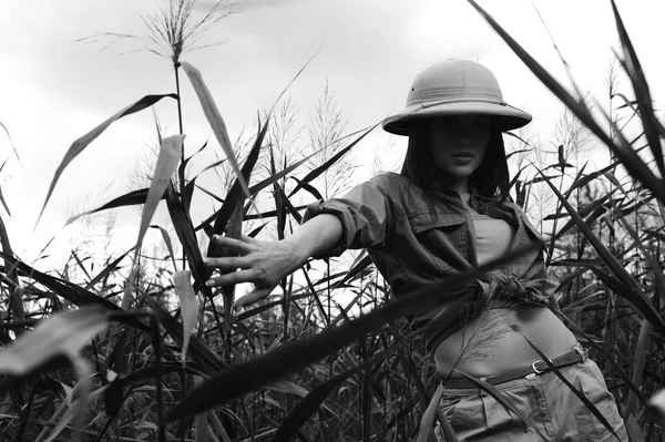 Safari kvinna i swamp svart och vitt — Stockfoto