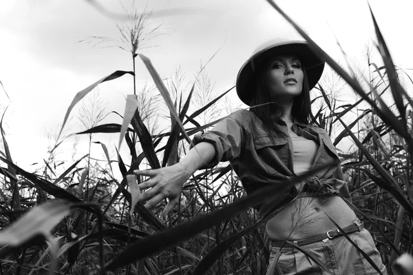 Safari mujer en pantano blanco y negro — Foto de Stock