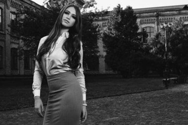 genç kadın resmi kıyafetler