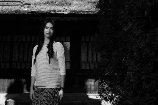 Country lady en árbol sombra blanco y negro — Foto de Stock