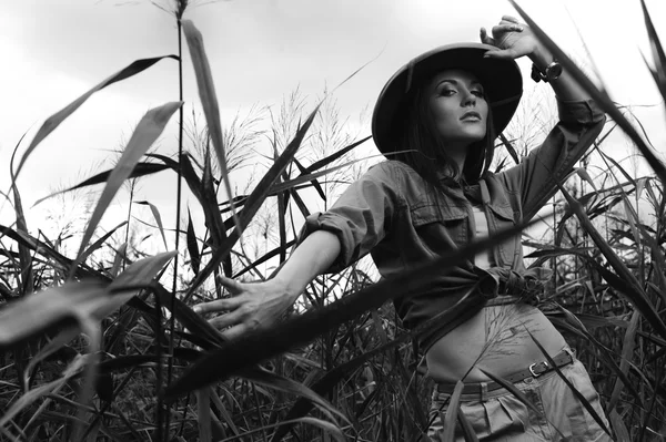 Safari-Frau im Sumpf schwarz-weiß — Stockfoto