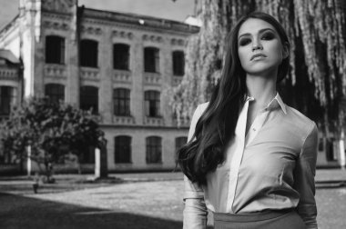 genç kadın resmi kıyafetler