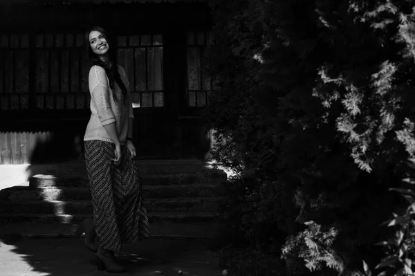 Сільська леді в тіні дерева чорно-біла — стокове фото
