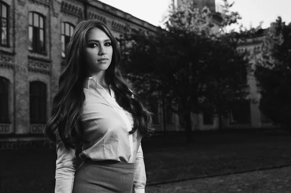 Mujer joven en ropa formal — Foto de Stock