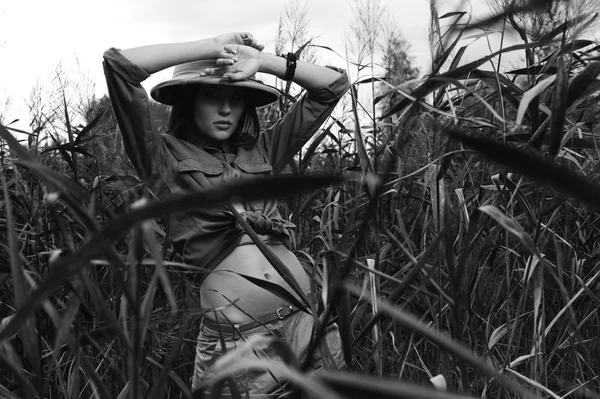 Safari mujer en pantano blanco y negro — Foto de Stock