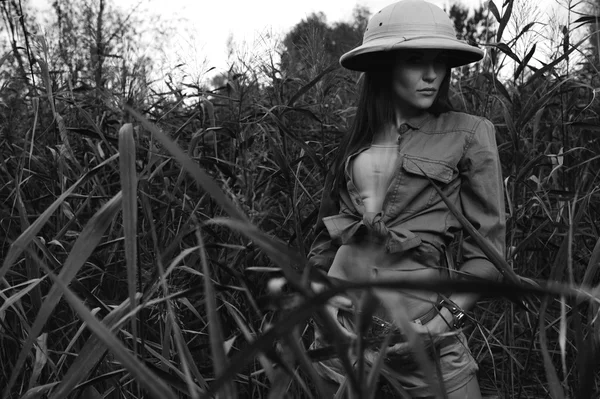 Safari mulher no pântano preto e branco — Fotografia de Stock