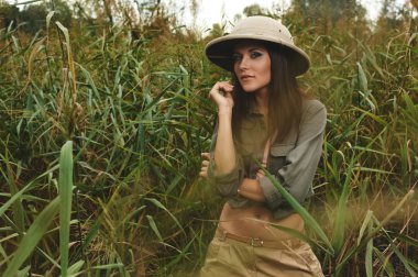 bataklık içinde Safari kadın