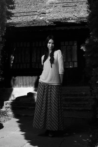 Donna di campagna in ombra albero bianco e nero — Foto Stock