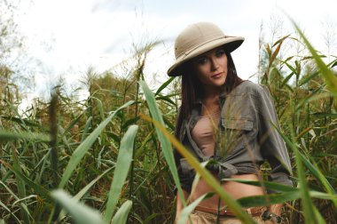 bataklık içinde Safari kadın