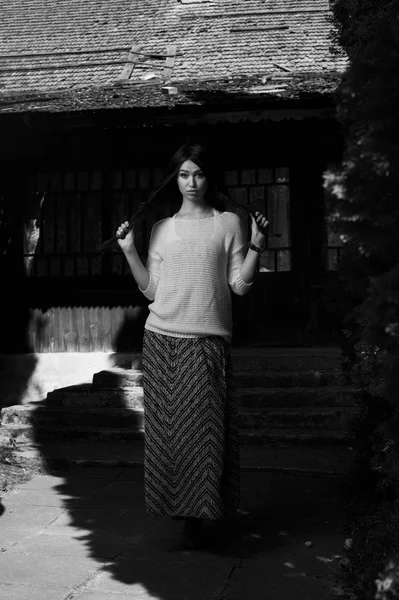Landfrau im Baumschatten schwarz-weiß — Stockfoto