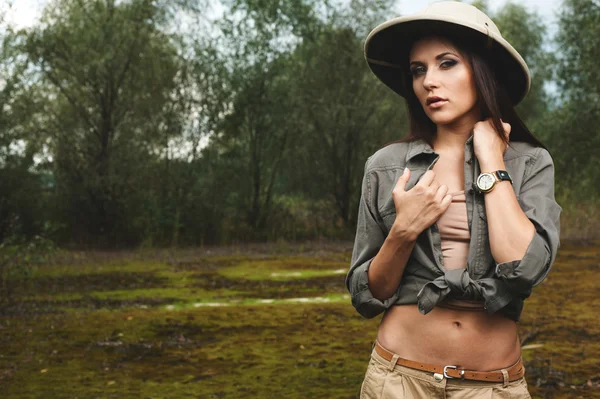 Mujer safari en el pantano de la mañana — Foto de Stock